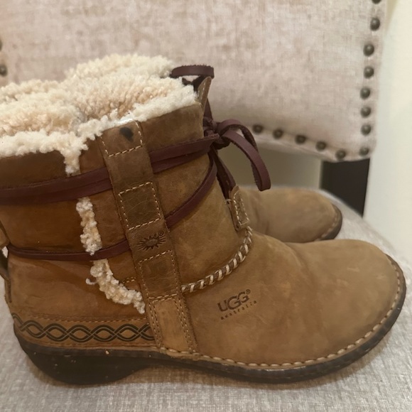 Women's UGG Australia COVE Beige SHEEPSKIN Shearling TAOS Winter BOOTS, size 6 - Picture 4 of 6